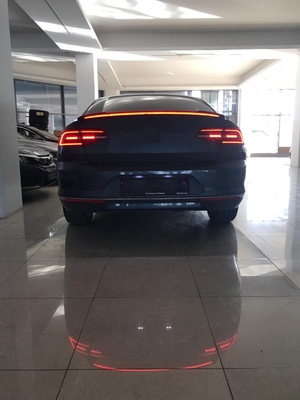 VOLKSWAGEN PASSAT B8 IÇIN UYUMLU LED SPOILER (PIANO BLACK)